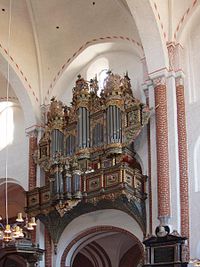 Pipe organ, pic from Wikipedia, click to go to article